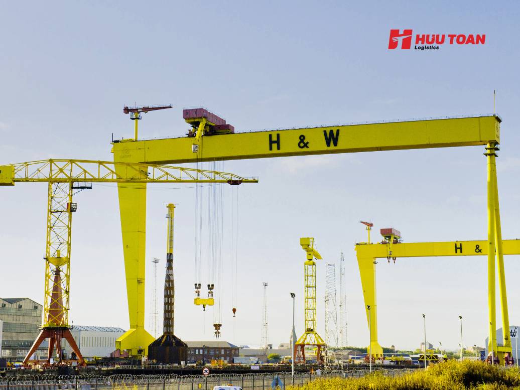 Các loại thiết bị xếp dỡ container phổ biến tại cảng và kho logistics Việt Nam Phân loại thiết bị xếp dỡ container theo chức năng vận hành và quy mô sử dụng trong cảng – kho logistics