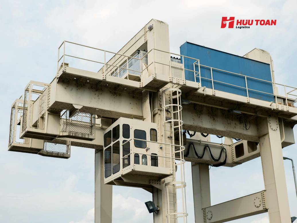 Các loại thiết bị xếp dỡ container phổ biến tại cảng và kho logistics Việt Nam Tiêu chí lựa chọn thiết bị xếp dỡ container phù hợp với nhu cầu và điều kiện vận hành của doanh nghiệp Việt Nam