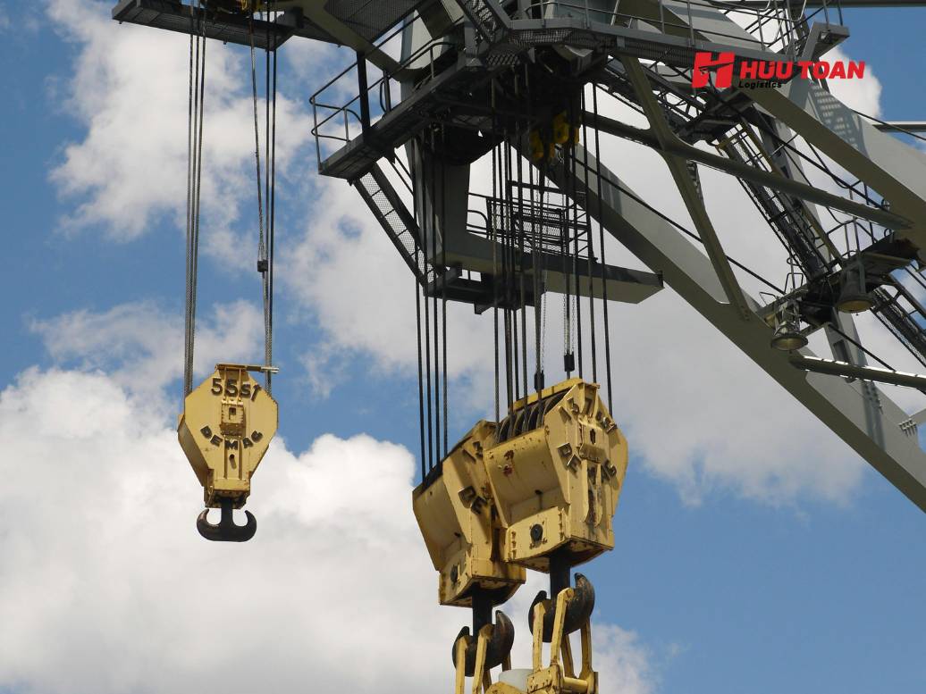 Các loại thiết bị xếp dỡ container phổ biến tại cảng và kho logistics Việt Nam Xu hướng hiện đại hóa thiết bị xếp dỡ container trong ngành logistics Việt Nam hiện nay