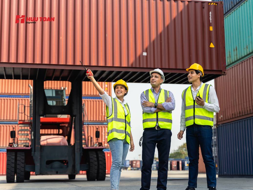 Kho xưởng thời 4.0 vận hành ra sao khi tích hợp hệ thống khai hải quan điện tử? Tác động của hệ thống khai hải quan điện tử đối với chi phí vận hành và hiệu suất của kho xưởng 4.0 hiện đại