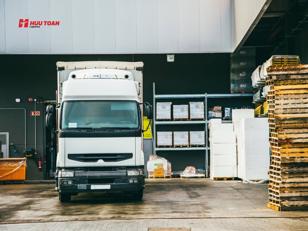 Kích thước xe đầu kéo container 40 feet và tiêu chuẩn đường nội bộ trong kho logistics Chiều dài tổng thể của xe đầu kéo và container 40 feet