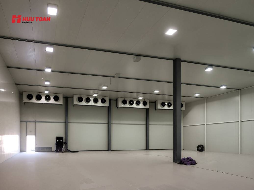 Kho lạnh là gì và những ngành hàng bắt buộc phải sử dụng kho lạnh Những đặc điểm quan trọng của kho lạnh giúp đáp ứng yêu cầu bảo quản đối với từng nhóm hàng hóa khác nhau