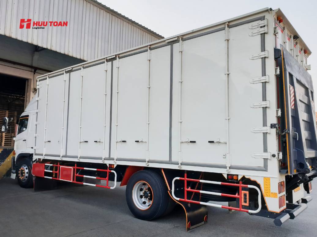 Xe container 40 feet dài bao nhiêu mét và ảnh hưởng đến thiết kế kho bãi như thế nào? Xe container 40 feet dài bao nhiêu mét và ảnh hưởng đến thiết kế kho bãi như thế nào?