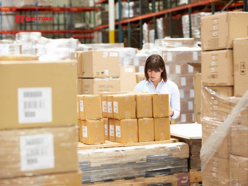 Tiêu chuẩn sắp xếp hàng hóa trong kho theo đặc điểm hàng và phương án xuất nhập Tiêu chuẩn sắp xếp hàng hóa trong kho cần dựa trên đặc điểm thực tế của từng nhóm hàng để đảm bảo an toàn và thuận tiện xuất nhập